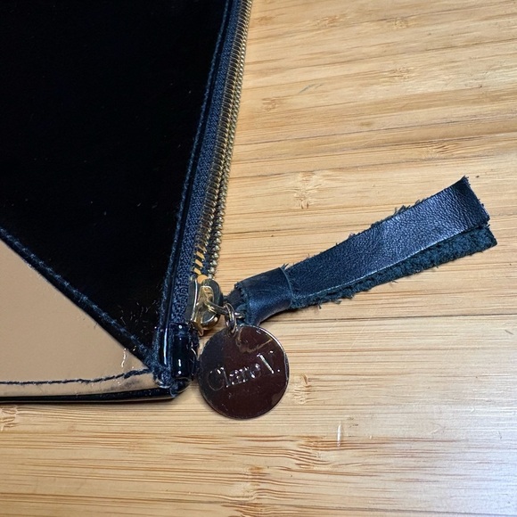 GUC Clare V.-Patent Geometric Flat Clutch.